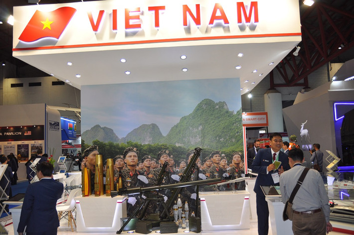 Gian trưng bày của Việt Nam do Tổng cục Công nghiệp Bộ Quốc phòng chủ trì, Tập đoàn Công nghiệp – Viễn thông Quân đội Viettel và Tổng Công ty vật tư quốc phòng đồng tham gia. Khu trưng bày của Việt Nam ở vị trí trung tâm của Triển lãm và bao gồm bốn mặt. Đây là lần đầu tiên Việt Nam cử đại diện tham dự IndoDefence 2018. Nguồn ảnh: bmpd.