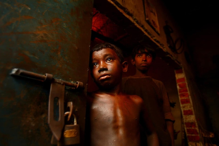 Nói về lý do hướng ống kính vào những vấn đề xã hội, nhiếp ảnh gia Bangladesh chia sẻ: "Nhiều năm nay, tôi tập trung vào đề tài lao động trẻ em và thực tế là có những nơi, tuổi thơ của những đứa trẻ được trả chưa tới 1 USD/ngày. Khi một đứa trẻ làm việc trong một nhà máy bóng bay nói với tôi: "Cháu làm những quả bóng này cho em gái. Cháu không có thời gian để chơi. Cháu chỉ có thời gian phụ giúp gia đình", tôi nhận ra tôi nên hướng ống kính của mình vào những cuộc đời giống như cậu bé ấy.