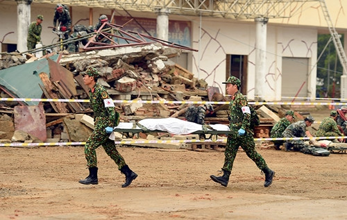 ...Và đưa người bị nạn về vị trí sơ cứu.