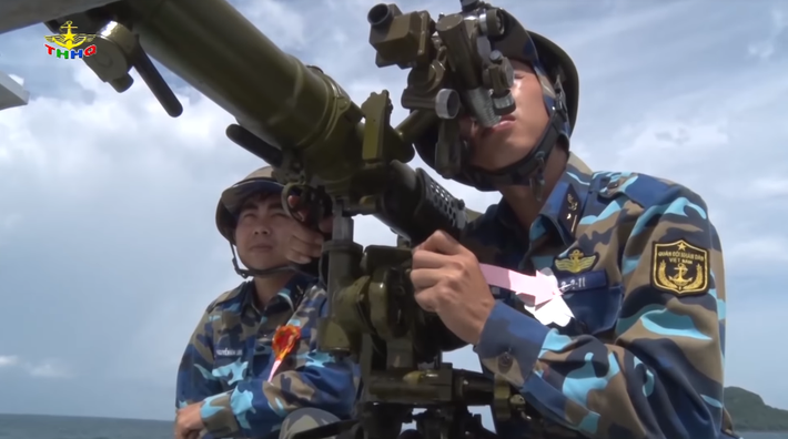 Và trong số vũ khí trên thì DKZ82 là loại sở hữu hỏa lực mạnh nhất với việc sử dụng đạn 82mm có sức công phá lớn, có tầm bắn tối đa lên 4.500m. Tốc độ bắn của DKZ82 có thể lên đến 7 phát/phút. Ở các tổ đội DKZ82 trên tàu hậu cần nó chỉ cần từ 1-2 pháo thủ và có thể được bố trí ở bất cứ vị trí trống trải nào trên tàu. Nguồn ảnh: Truyền hình Hải quân Việt Nam.