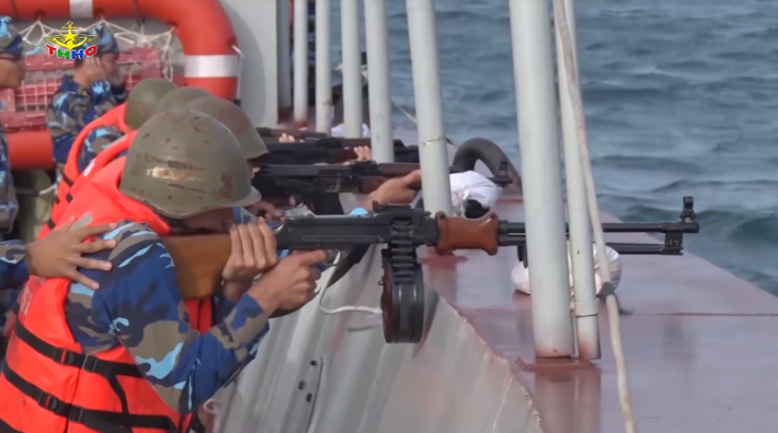 Không chỉ có súng tiểu liên AK-47, thủy thủ tàu hậu cần Việt Nam còn được trang bị cả trung liên RPD, sở hữu thiết kế tương đồng với AK-47 nhưng có hộp tiếp đạn lớn hơn (100 viên), tốc độ bắn nhanh hơn và xa hơn. Trong ảnh là các chiến sĩ thuộc Lữ đoàn 127, Vùng 5 Hải quân tham gia bắn đạn thật trên biển với một số loại vũ khí bộ binh trong tháng 6 vừa qua. Nguồn ảnh: Báo Hải quân Việt Nam.