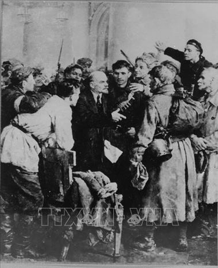 Lãnh tụ V.I.Lenin với các chiến sỹ cách mạng trong Cung điện Smolny chiều 6/11/1917, trực tiếp lãnh đạo cuộc khởi nghĩa. Ảnh: Tư liệu TTXVN
