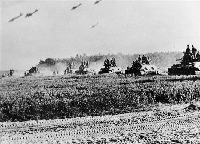 Xe tăng của Hồng quân Liên Xô trong trận chiến Prokhorovka (Chiến dịch vòng cung Kursk) ngày 12/7/1943 - trận đánh sử dụng xe cơ giới lớn nhất trong lịch sử Chiến tranh thế giới thứ hai. Ảnh: Tư liệu TTXVN