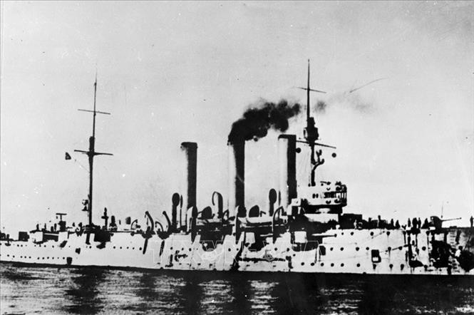 Tối 6/11/1917, Chiến hạm Rạng Đông nổ loạt súng lệnh báo hiệu tấn công Cung điện Mùa Đông. Ảnh: Tư liệu TTXVN