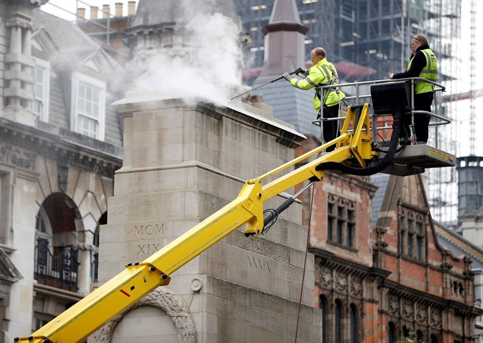 Các công nhân đang làm sạch đài tưởng niệm Cenotaph ở London, Anh ngày 5/11/2018 trước dịp kỷ niệm Ngày Đình chiến.