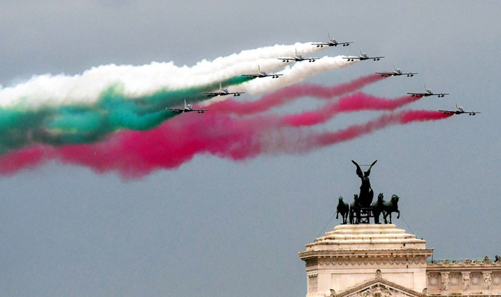 Máy bay của Không quân Italy bay thành đội hình tạo màu quốc kỳ ở thủ đô Rome để kỷ niệm Ngày Đoàn kết Dân tộc và Ngày các Lực lượng vũ trang để kỷ niệm kết thúc Thế chiến I.