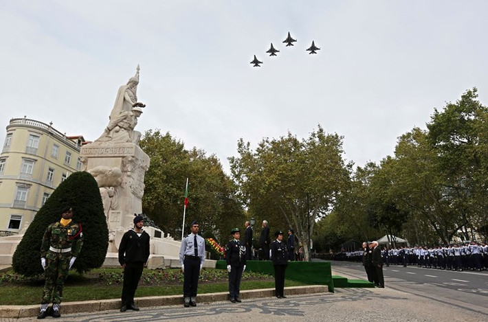 Tổng thống Bồ Đào Nha Marcelo Rebelo de Sousa đặt hoa tại đài tưởng niệm những người thiệt mạng trong Thế chiến I, trong khi những chiếc chiến đấu cơ của Không quân nước này bay trên bầu trời Lisbon ngày 4/11.