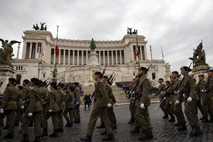 Binh sỹ Italy diễu binh trong lễ kỷ niệm ở Rome ngày 4/11.