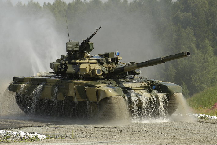 Sở dĩ có thể khẳng định đây là những chiếc T-90S Việt Nam là bởi chúng được trang bị đèn nhiễu OTShU- 1-7 thuộc hệ thống phòng vệ chủ động Shtora-1, bên cạnh đó bên hông thân xe cũng không được trang bị giáp phản ứng nổ. Đây là 2 trong nhiều điểm nhận biết giữa những chiếc T-90S của Việt Nam và T-90S của Iraq, khi cả hai nước gần như đặt mua đồng thời số lượng lớn xe tăng T-90S/SK từ Nga. Nguồn ảnh: Uralvagonzavod.
