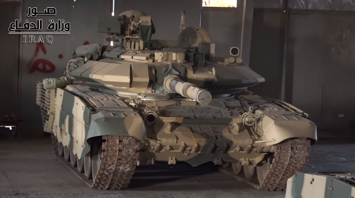 Trong khi đó số xe tăng T-90S/SK mà Quân đội Iraq đặt mua từ Nga đã hoàn tất việc chuyển giao từ tháng 6/2018, với số lượng lên đến 75 chiếc, giá trị ước tính hơn 1 tỷ USD bao gồm cả chi phí dành cho hậu cần và mua sắm đạn dược. Trong ảnh là một chiếc T-90S của Quân đội Iraq, chúng ta có thể dễ dàng nhận thấy chiếc T-90S này không được trang bị đèn gây nhiễu OTShU- 1-7. Nguồn ảnh: Iraq Army.