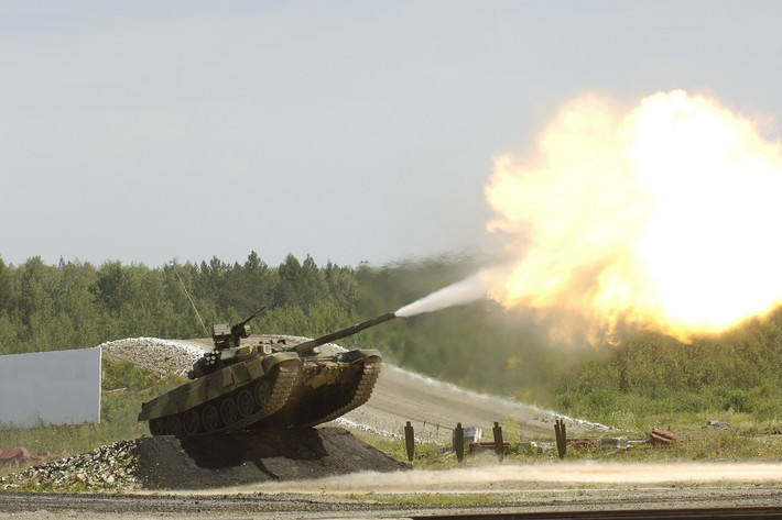 Theo chú thích của Uralvagonzavod, những chiếc T-90S xuất hiện trong quá trình thử nghiệm trên nằm trong lô 12 chiếc T-90 đang được tập đoàn này sản xuất cho Quân đội Nga và dành cho khách hàng nước ngoài vào giữa năm 2017. Và ở thời điểm đó chỉ có duy nhất Việt Nam đặt mua từ Nga cấu hình xe tăng T-90S xuất hiện trong những bức ảnh này. Nguồn ảnh: Uralvagonzavod.