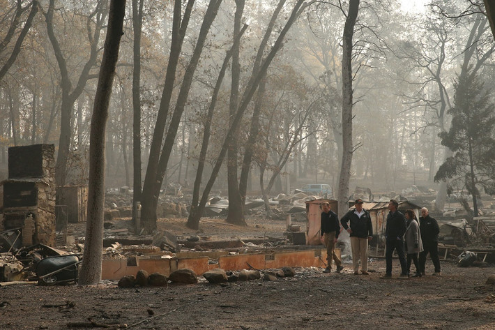 Đi cùng ông là Thống đốc California Jerry Brown, thống đốc đắc cử Gavin Newsom, thị trưởng Paradise Jody Jones và một quan chức của Cơ quan Quản lý Khẩn cấp Liên bang (FEMA). Đây là vụ cháy gây thiệt hại nhân mạng lớn nhất trong lịch sử California. Ảnh: Reuters.