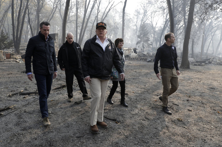 Thống đốc California Jerry Brown (thứ hai từ trái sang) và và thống đốc đắc cử Gavin Newsom (ngoài cùng bên trái) hoan nghênh chuyến thăm của ông Trump. Ông Brown nói rằng họ đã bỏ qua những bất đồng chính trị vì "giờ là lúc cùng nhau nỗ lực vì người dân California". Ảnh: AP.