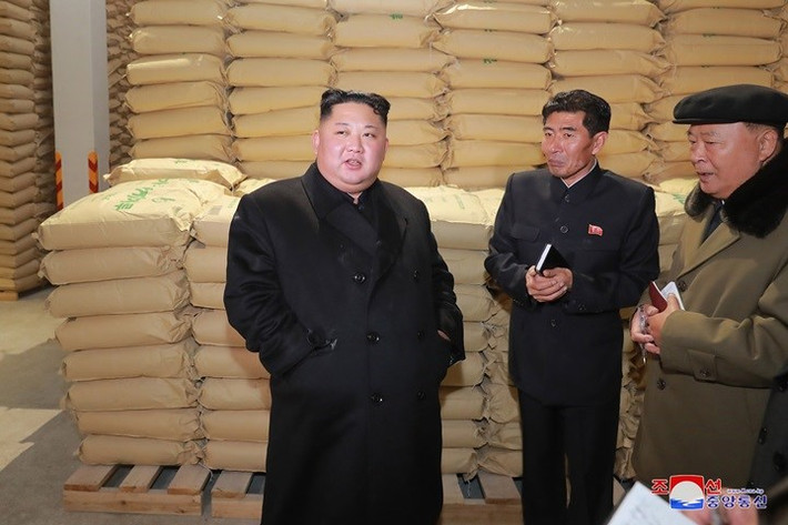Xung quanh nhà lãnh đạo Kim Jong-un thường xuyên có những người cầm sổ chăm chú lắng nghe để ghi lại các lời chỉ đạo của ông.