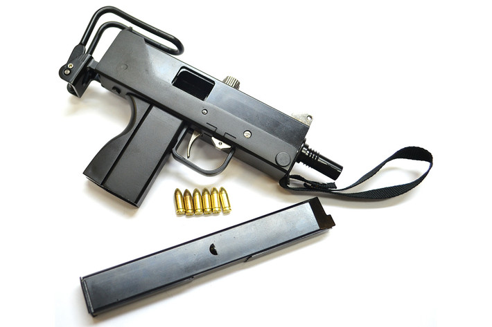 MAC-10 trông khá đơn giản, thân súng chế tạo từ thép dập, hoạt động theo nguyên lý nạp đạn bằng phản lực với khóa nòng mở. Súng có hai phiên bản sử dụng đạn 11,43 x 23 mm và 9 x 19m, tầm bắn hiệu quả dưới 100m. Nhìn chung MAC-10 là một vũ khí có độ tin cậy cao, đơn giản trong sử dụng và bảo trì.