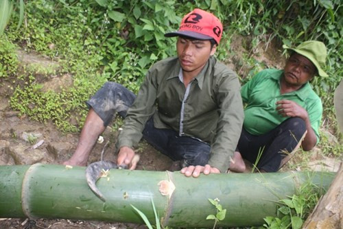 Từ những thân tre “khủng”, dân làng chế tác thành các công cụ sử dụng trong sinh hoạt hàng ngày. Ngoài dùng để làm nhà, loại tre khủng này còn được dùng để làm ống đựng nước, dẫn nước về làng, làm gối nằm ngủ, làm bát ăn cơm, làm mũi tên, làm mõ….