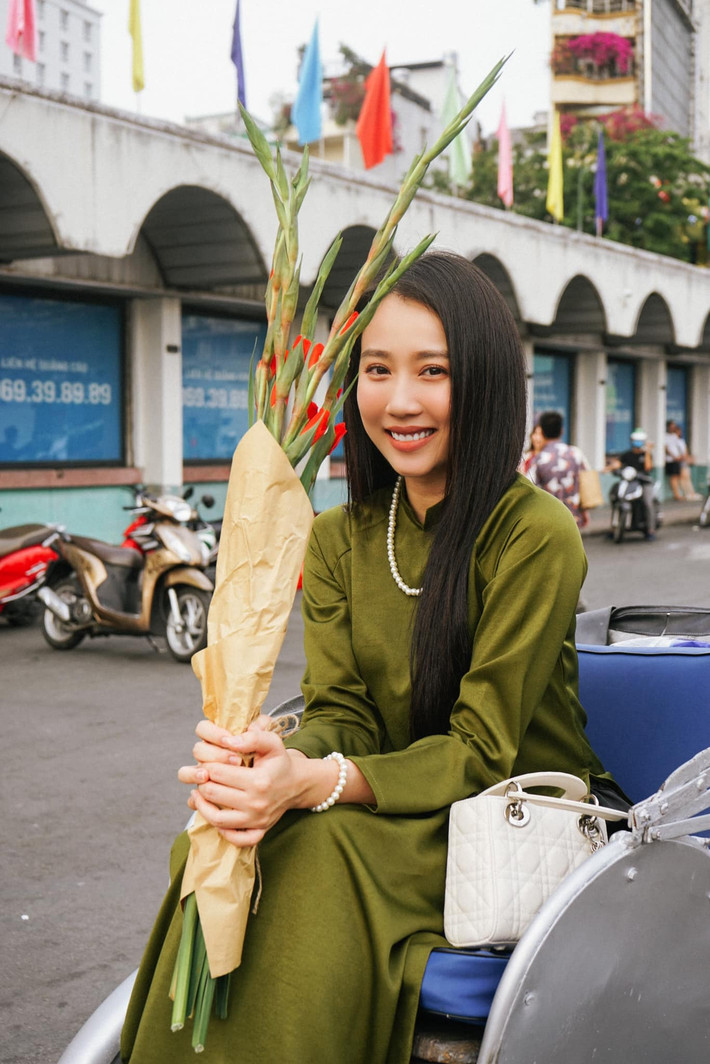 Loạt hình ảnh thời gian qua cô chia sẻ lên trang cá nhân lập tức nhận được sự quan tâm của người hâm mộ và nhận về nhiều lời khen ngợi trước nhan sắc xinh đẹp của cô.
