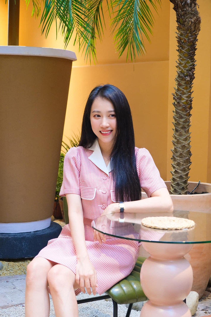 Không chỉ sở hữu gương mặt dịu dàng, xinh đẹp mà cô còn có hình thể mảnh mai, chuẩn mẫu với số đo 88- 63-90 (cm).