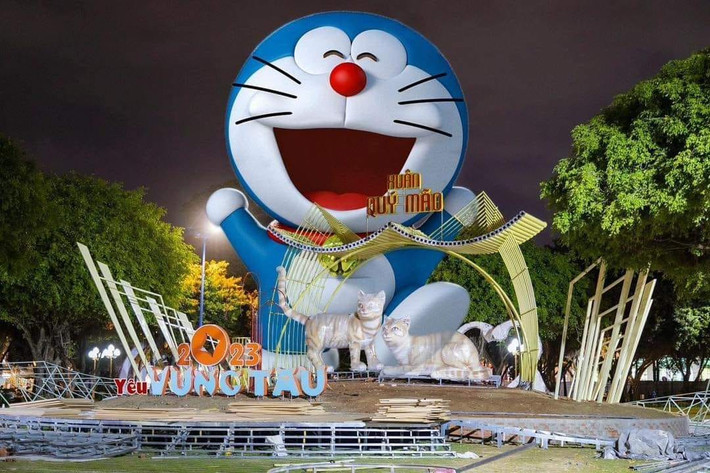 Vũng Tàu "chịu chi" khi đầu tư hẳn một chú mèo máy Doraemon khổng lồ. So với những chú hổ oai nghiêm, cao lớn được trang trí tỉ mỉ năm ngoái, có thể thấy sang năm Quý Mão, thành phố này vẫn giữ vững phong độ top đầu trong việc tạo linh vật đón Tết. Ảnh: FB 60giay.com