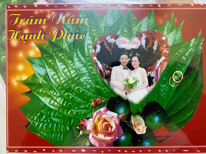 Mới đây trên MXH xuất hiện bộ ảnh cưới đậm chất hài hước, bởi lẽ nước ảnh dù được chụp thời hiện đại lại như trở về thời "ông bà anh". Ảnh: Huỳnh Hoa/Bao Lâu Chia Tay