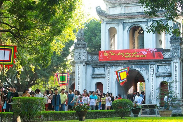 Lên chùa, lên phủ để cầu may, cầu bình an rồi thả cá, phóng sinh với hy vọng một năm mới cát tường. Đây cũng là những địa điểm chụp ảnh rất đẹp của thủ đô Hà Nội đấy các bạn.