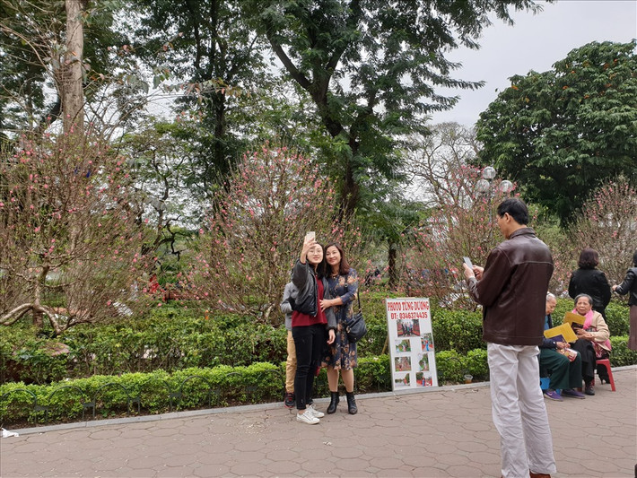 Hồ Gươm, phố cổ được xem là trái tim của thủ đô. Vào dịp tết Nguyên đán hàng năm, nơi này sẽ mang một màu áo mới, thanh bình, trầm lặng, cổ kính, khác hẳn với sự nhộn nhịp ngày thường.
