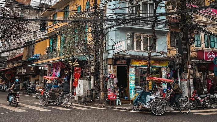 Lên phố Cổ vào ngày mồng 1 Tết Nguyên đán, bạn sẽ được hít căng khí trời trong lành của Hà Nội.
