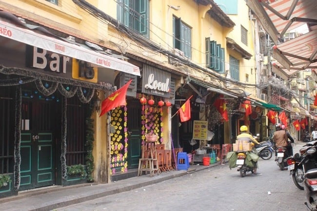 Ngày Tết là dịp đặc biệt để phố Cổ nghỉ ngơi sau một năm dài xô bồ, thời điểm này đi dạo chơi ở đây sẽ cảm nhận được sự bình yên lạ thường.