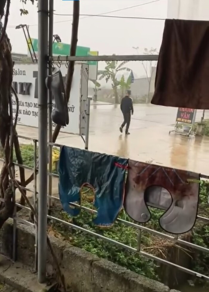 Sau một hồi đôi co chửi mắng, thanh niên đã bỏ đi mà không thanh toán tiền cắt tóc. Ngay sau khi chia sẻ, đoạn clip nhận sự quan tâm lớn của dư luận. Nhiều người cho rằng đây có lẽ chỉ là nhóm bạn cố tình diễn tình huống để câu like, câu view mà thôi. Ảnh: chụp màn hình