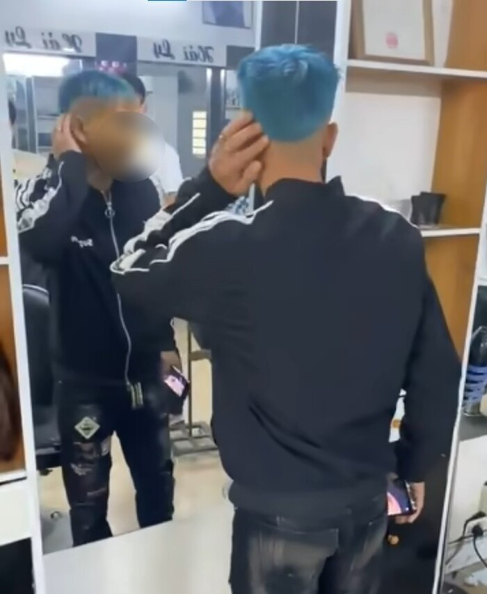 Theo đoạn clip, nam thanh niên ban đầu có đưa hình mẫu tóc mình mong muốn, và yêu cầu cắt tóc giống như trong hình. Mái tóc có màu xanh, 2 mái chẻ đôi rất hợp với khuôn mặt. Ảnh: chụp màn hình