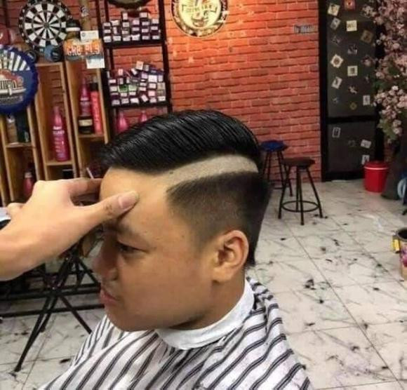 Một nam thanh niên than thở: “Năm hết Tết đến tới nơi nên đi làm quả undercut cho nó sáng sủa khuôn mặt. Sau khi gọt xong xuôi, theo đúng thủ tục anh thợ hỏi: "Có cần làm tí điểm nhấn không em", mình nhỡ mồm bảo có và đây là kết quả.”