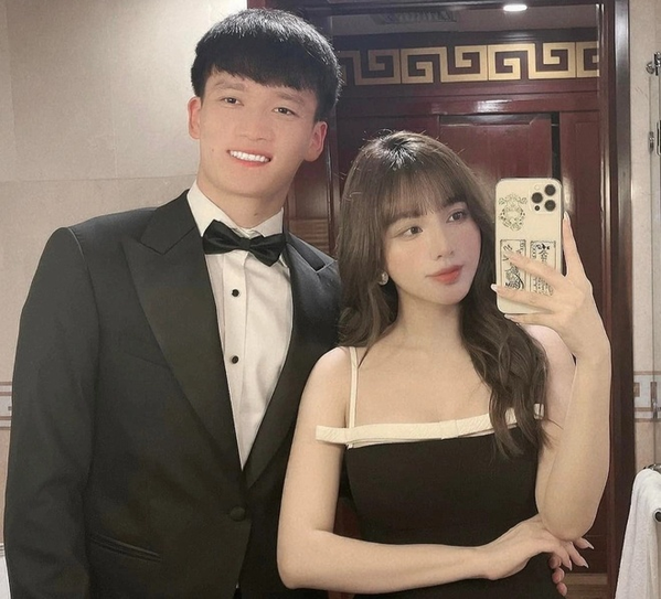 Nguyễn Hoàng Đức là một trong những cầu thủ sáng giá nhất của đội tuyển bóng đá Việt Nam. Bên cạnh tài năng sân cỏ, chuyện tình của anh cùng bạn gái lâu năm Gia Hân cũng khiến nhiều người ghen tị.