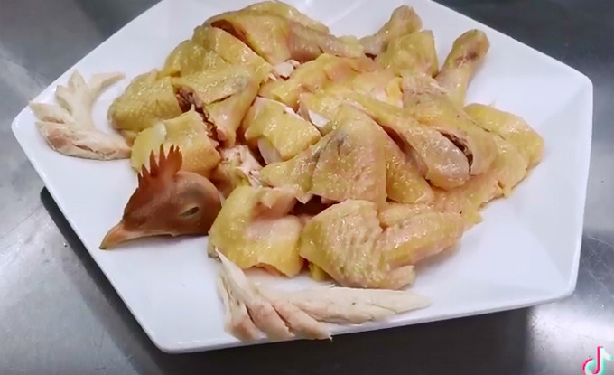 Nhiều nam thanh niên khéo tay ghi điểm với màn chặt gà và sắp xếp lên đĩa trong ngày về ra mắt nhà bạn gái khiến cả họ ngạc nhiên.