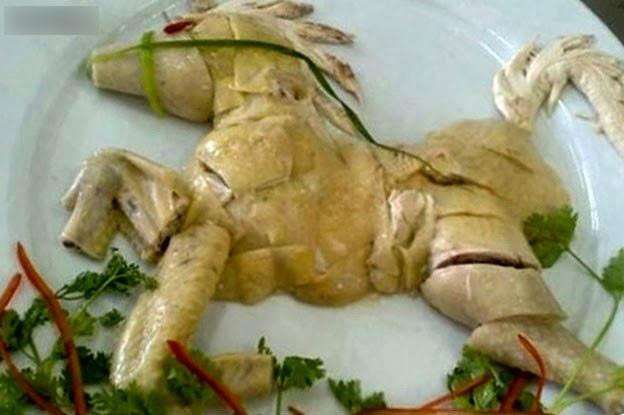 Những người phải thực sự khéo tay mới có thể bày được những đĩa gà đều tăm tắm, nhìn đẹp mắt như chủ nhân của những đĩa gà này.