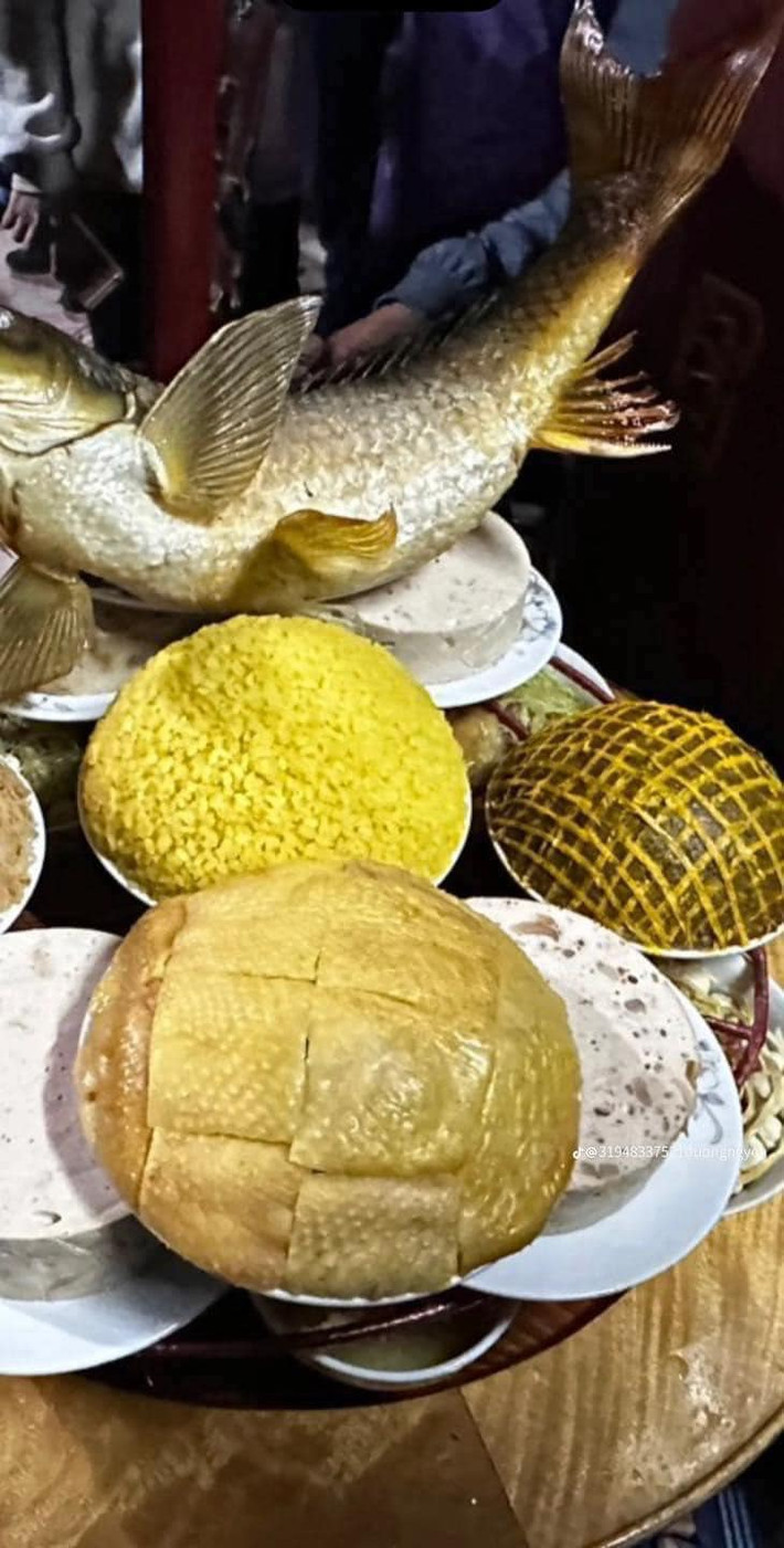 Đây có lẽ là cách sắp xếp hiếm thấy và người chặt phải rất khéo thì mới có một đĩa gà luộc đầy ắp và trông ấn tượng như vậy.