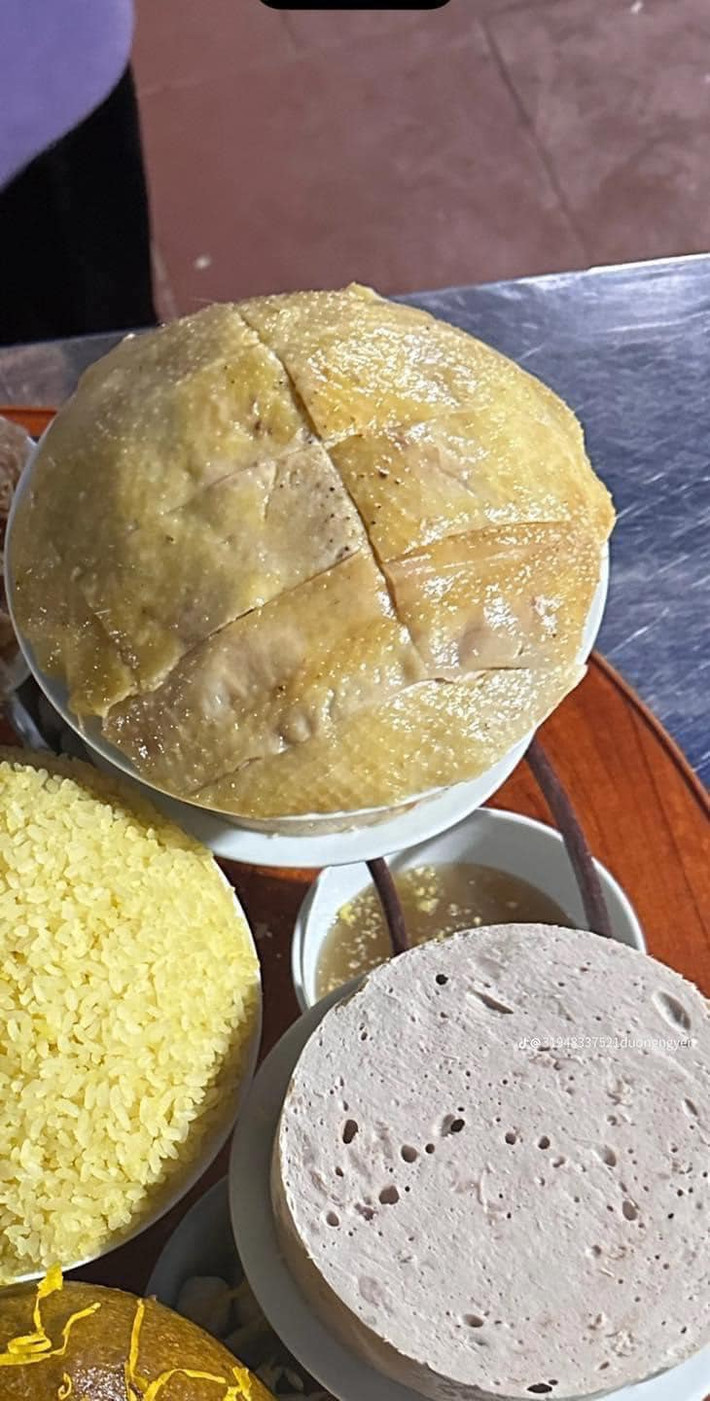 Điều đáng nói là các miếng thịt gà không được sắp xếp như thường thấy mà được xếp nhìn giống đĩa xôi.