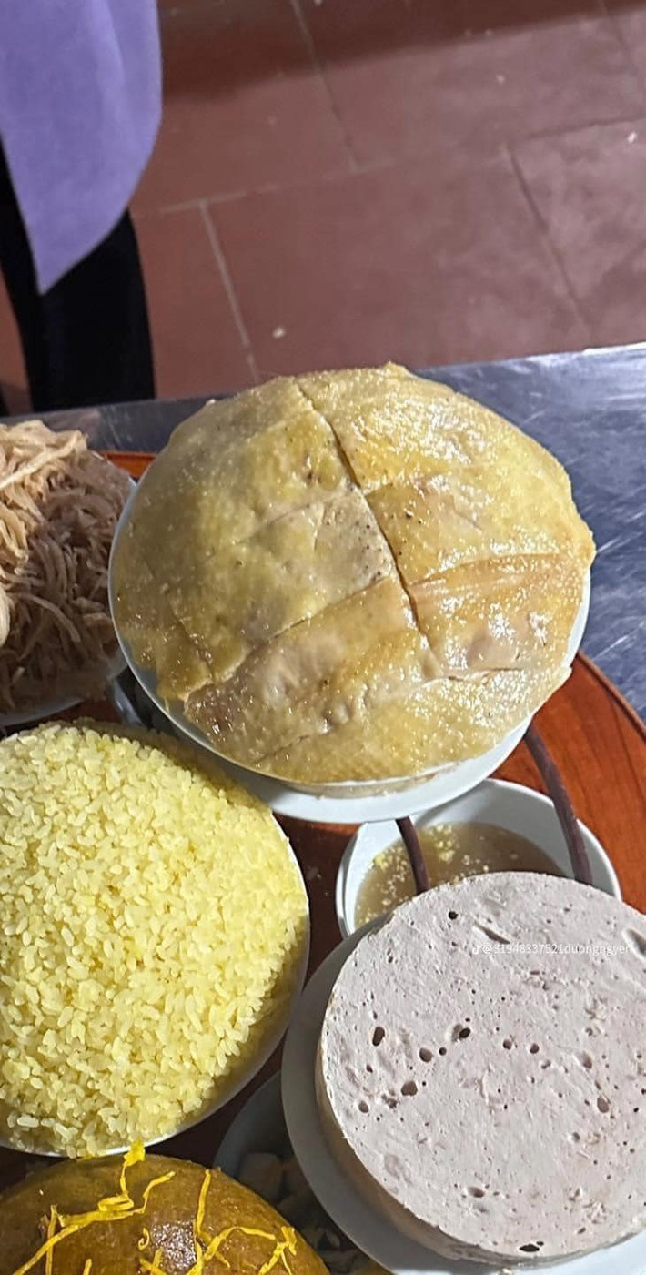 Sau khi chia sẻ lên MXH, đĩa thịt gà này nhận về vô vàn lời khen từ cư dân mạng: "Nhìn thế này không biết người chặt đã vất vả thế nào nhưng có vẻ như nhiều phần bị bỏ đi, chỉ có phần thân gà được dùng nhiều?", "Nước trong thì không có cá, xếp gà đẹp quá thì không ai muốn ăn",...