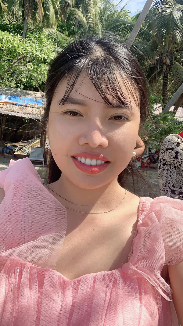 Sau 6 năm “trùng tu”, các đường nét trên gương mặt Phượng Thị Nở đã hoàn thiện và tự nhiên hơn, làn da trắng hồng rạng rỡ cũng khiến cô thêm phần xinh đẹp.
