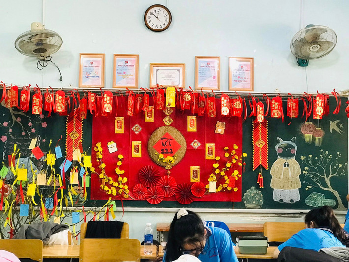 Tết đang đến gần và nơi nơi trở nên háo hức và phấn khởi. Trong khi đường phố ngày càng nhiều đèn hoa được chăng khắp nơi thì tại các trường học không khí cũng trở nên tràn ngập hơi thở của Tết.