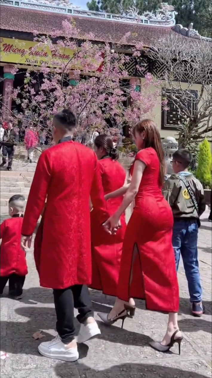 Trang phục của "hot girl bán hàng" này mặc dù không quá phản cảm nhưng lại không phù hợp với chốn linh thiêng.