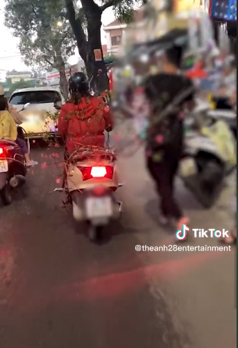 Nữ “ninja” chạy xe suốt một đoạn đường dài, thậm chí có những đoạn cô đánh võng tránh xe bên đường, hoặc va quệt vào người khác. Ảnh: Chụp màn hình