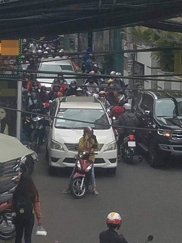 Hình ảnh một "ninja" ngang nhiên đứng "nấu cháo" điện thoại giữa đường trong khi phía sau là hàng dài phương tiện giao thông đang chờ khiến nhiều người "cạn lời" vì độ liều.