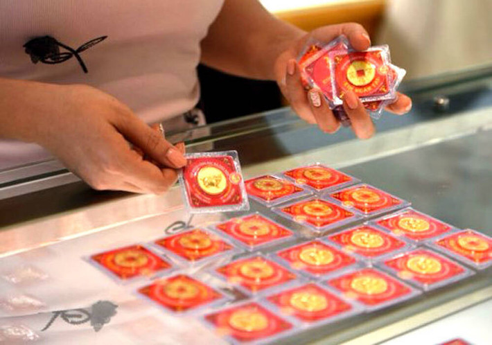 Theo quan niệm dân gian, mùng 10 tháng Giêng hằng năm là ngày vía Thần Tài. Sau những ngày Tết sum vầy bên gia đình chính là dịp để dân tình nô nức đi mua vàng để cầu cho một năm mới làm ăn phát tài.