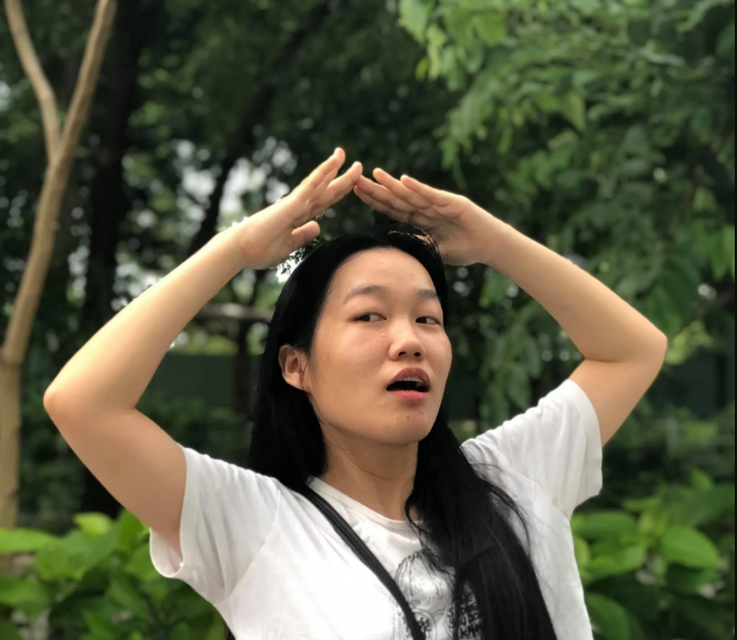 Trái với sự thích thú và ủng hộ nhiệt tình của netizen, Lê Thụy gần đây vướng ý kiến trái chiều khi nữ TikToker gen Z thường xuyên thoải mái khoe hình ảnh lông nách, hoặc ăn mặc xuề xòa, luộm thuộm.