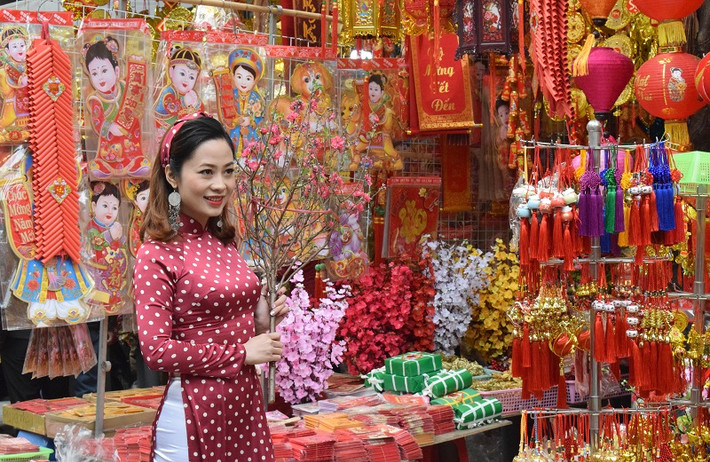 Mỗi dịp đặc thù như Tết Nguyên Đán, phố Hàng Mã lại sôi động người qua lại. Phố Hàng Mã dịp Tết sẽ phủ một màu đỏ đã mắt và tấp nập các thiếu nữ trong tà áo dài duyên dáng chụp ảnh check-in bên những gian hàng sôi động. Ảnh: Internet