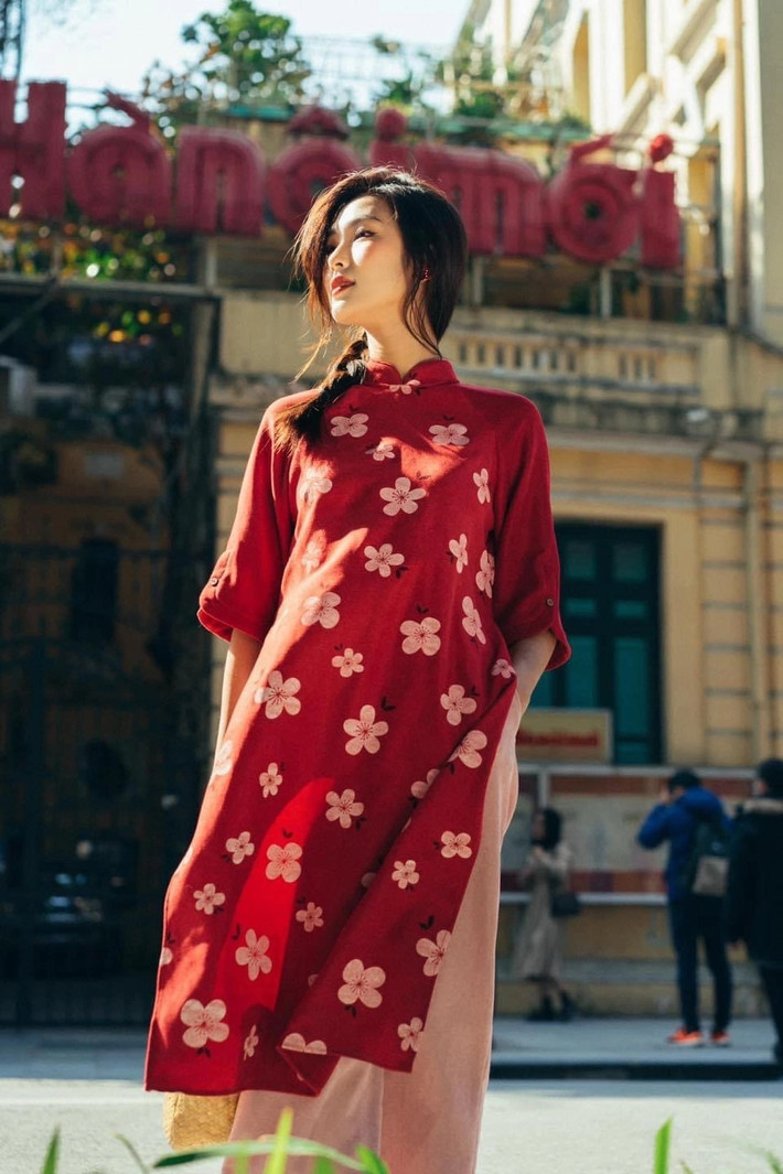 Một địa điểm chụp ảnh áo dài ở Hà Nội khác là tòa soạn báo Hà Nội Mới. Chỉ với một bức tường vàng, khung cửa xanh cùng tủ báo lồng kính nhưng lại tạo nên một khung hình độc đáo, mang màu sắc cổ kính, chụp góc nào lên trông cũng đẹp. Ảnh: @august16