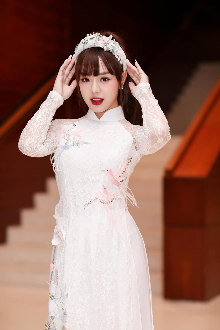Không chỉ vậy, bên cạnh lối dẫn lôi cuốn, tự nhiên, Thảo Trang còn được người hâm mộ ưu ái gọi với biệt danh “nữ thần làng PUBG Mobile” bởi gương mặt khả ái với đôi mắt to cùng làn da trắng.