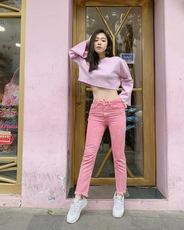Gần đây, người đẹp gây chú ý khi chia sẻ quá trình giảm cân sau khi sinh con đầu lòng trên mạng xã hội.