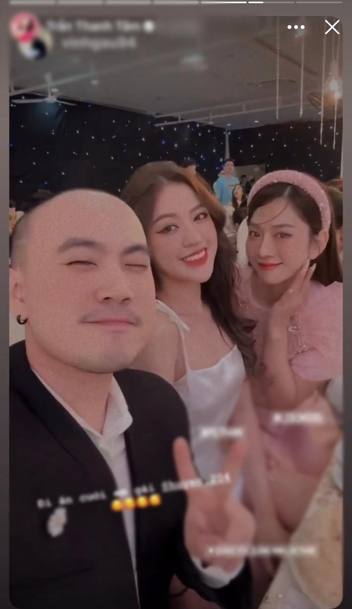 Mặc dù cùng diện áo dài nhẹ nhàng, cách trang điểm cũng gần tương tự nhưng dàn phù dâu toàn TikToker này đều tỏa sáng theo một cách riêng.