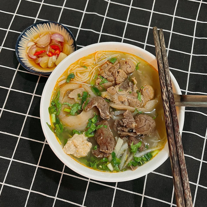 Bữa sáng là bữa ăn quan trọng nhất trong ngày, hiểu được điều đó cô gái tên Phương Thảo (sống ở Bắc Ninh) không ngại vất vả mà dậy sớm chuẩn bị bữa sáng tươm tất cho cả gia đình.